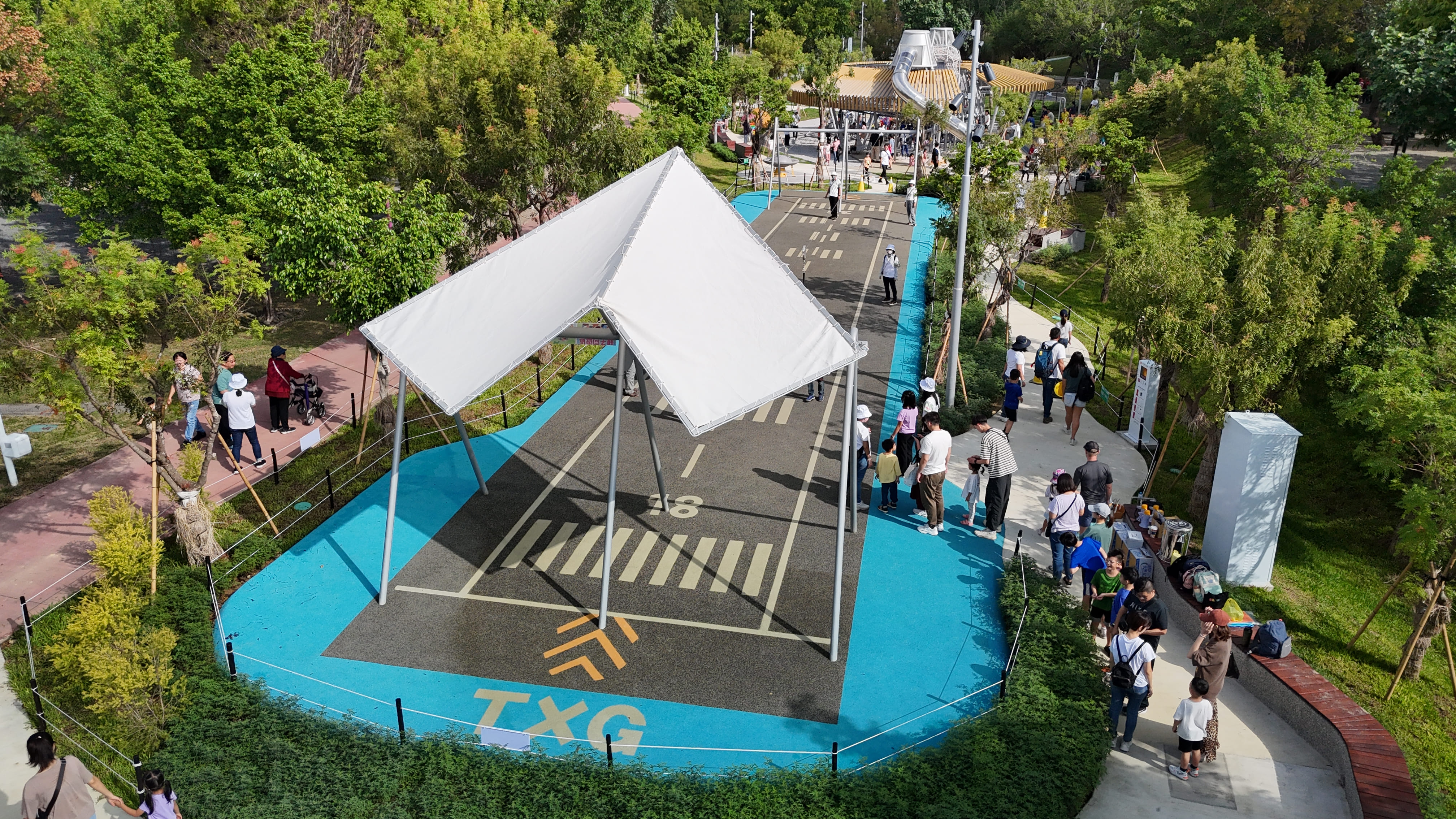 中央公園「飛行美樂地特色遊戲場」擁有全國最長32米雙軌滑索