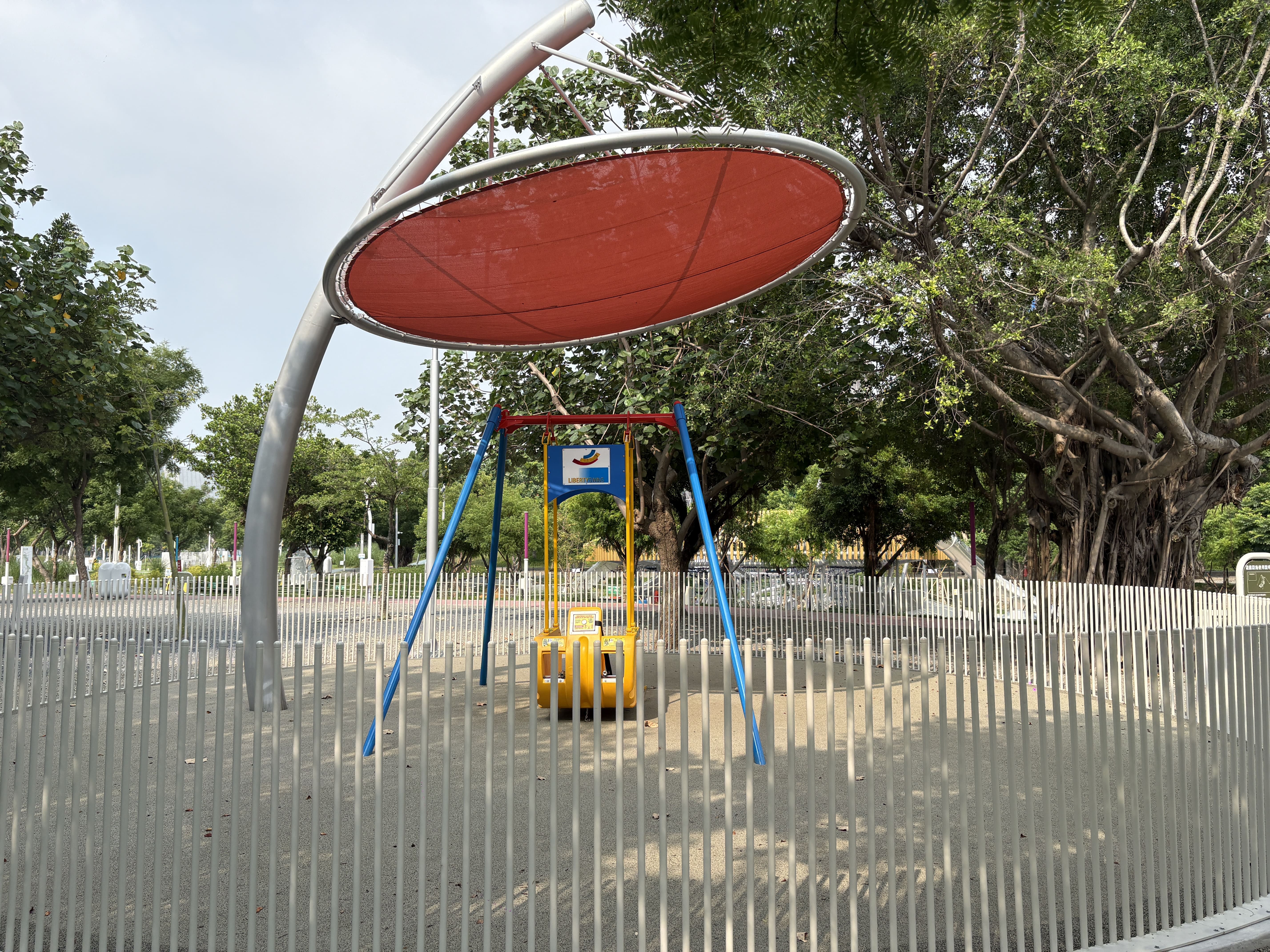 中央公園「飛行美樂地特色遊戲場」設有輪椅盪鞦韆，讓各類族群孩童皆能盡情遊玩