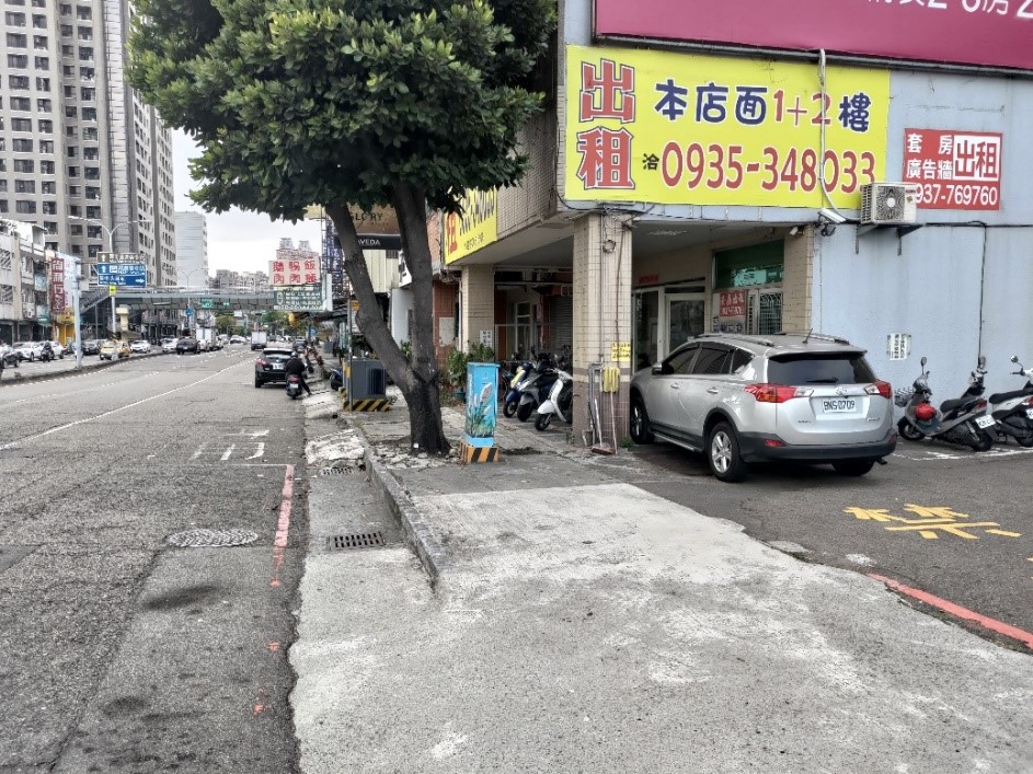 人行道改善前_有設施箱體阻礙行人通行動線