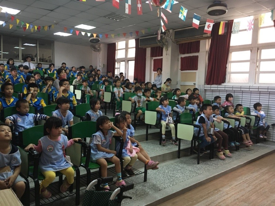圖二 認真聆聽的同學們