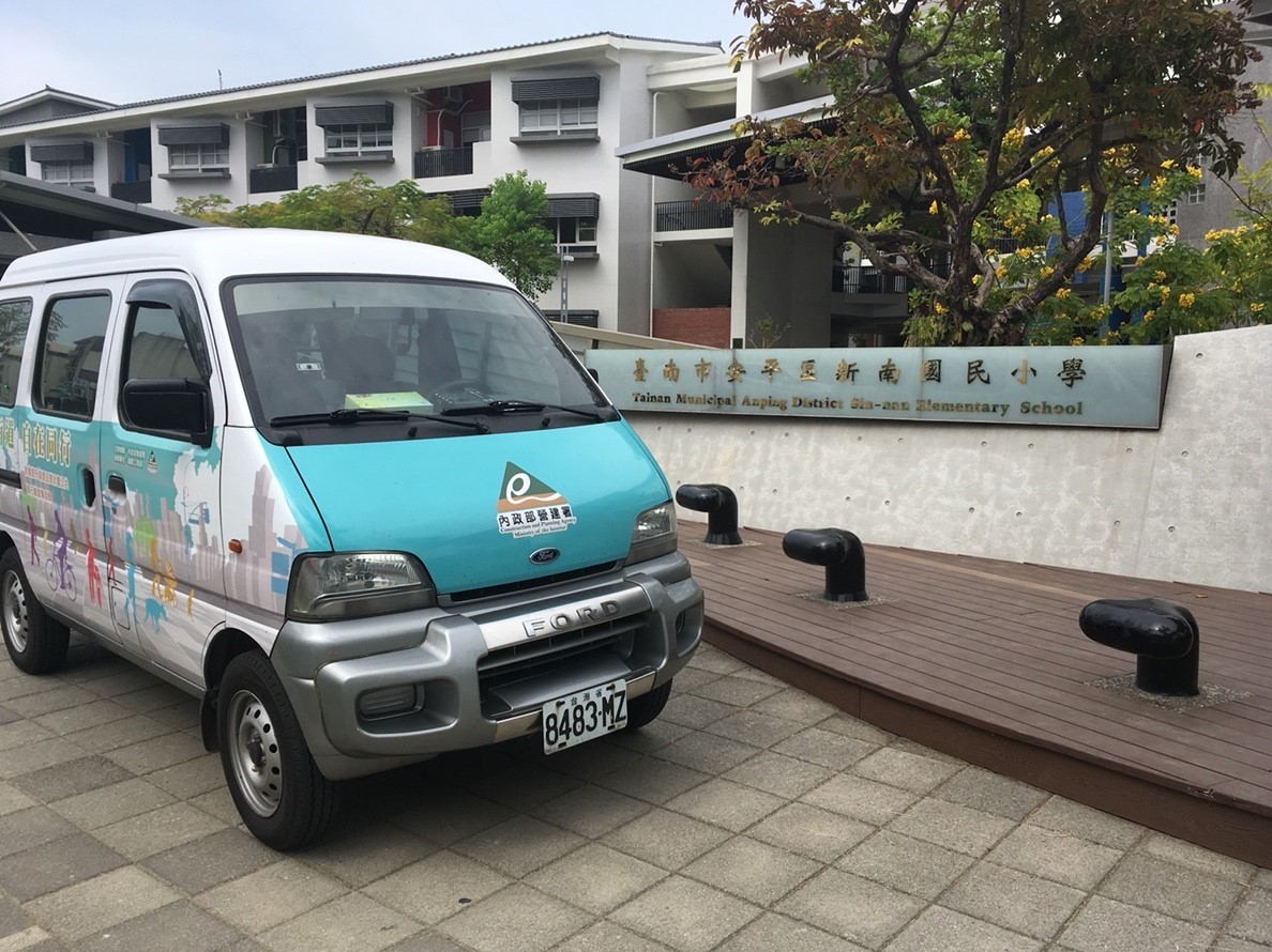 圖八 宣傳車進入校園