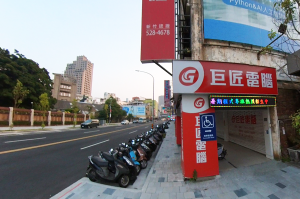 新設人行道及設置設施帶、停車彎改善步行環境後