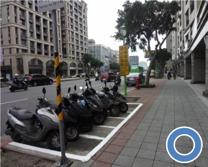 停車格與人行道有高程差